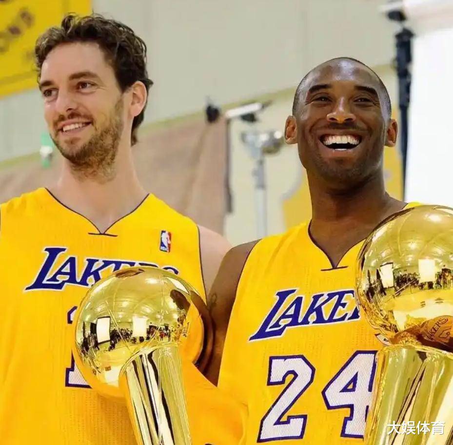 NBA历史巨星现身球场,深情挥手致谢 NBA历史巨星现身球场,深情挥手致谢