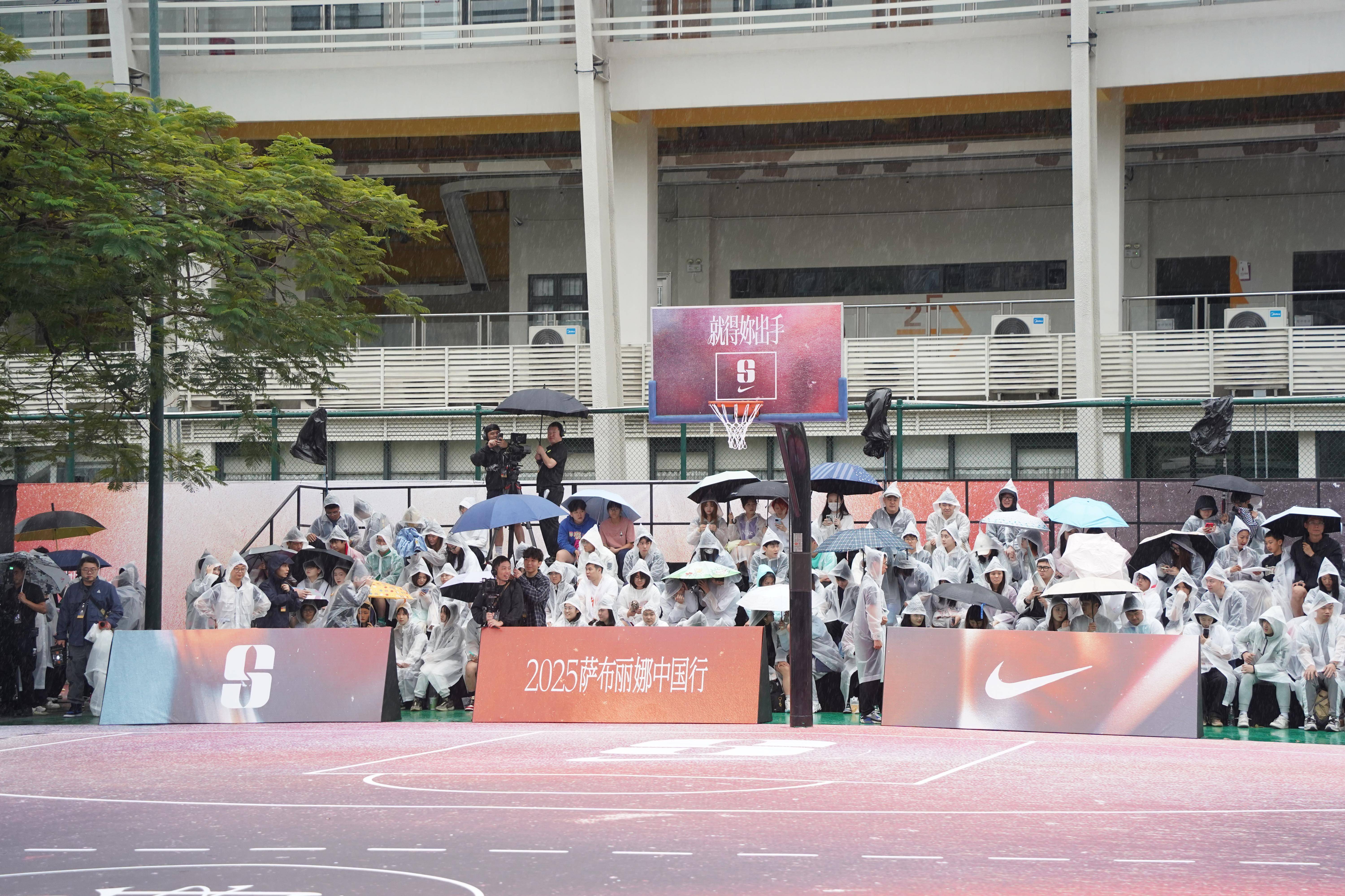 NBA历史巨星现身球场,深情挥手致谢 NBA历史巨星现身球场,深情挥手致谢