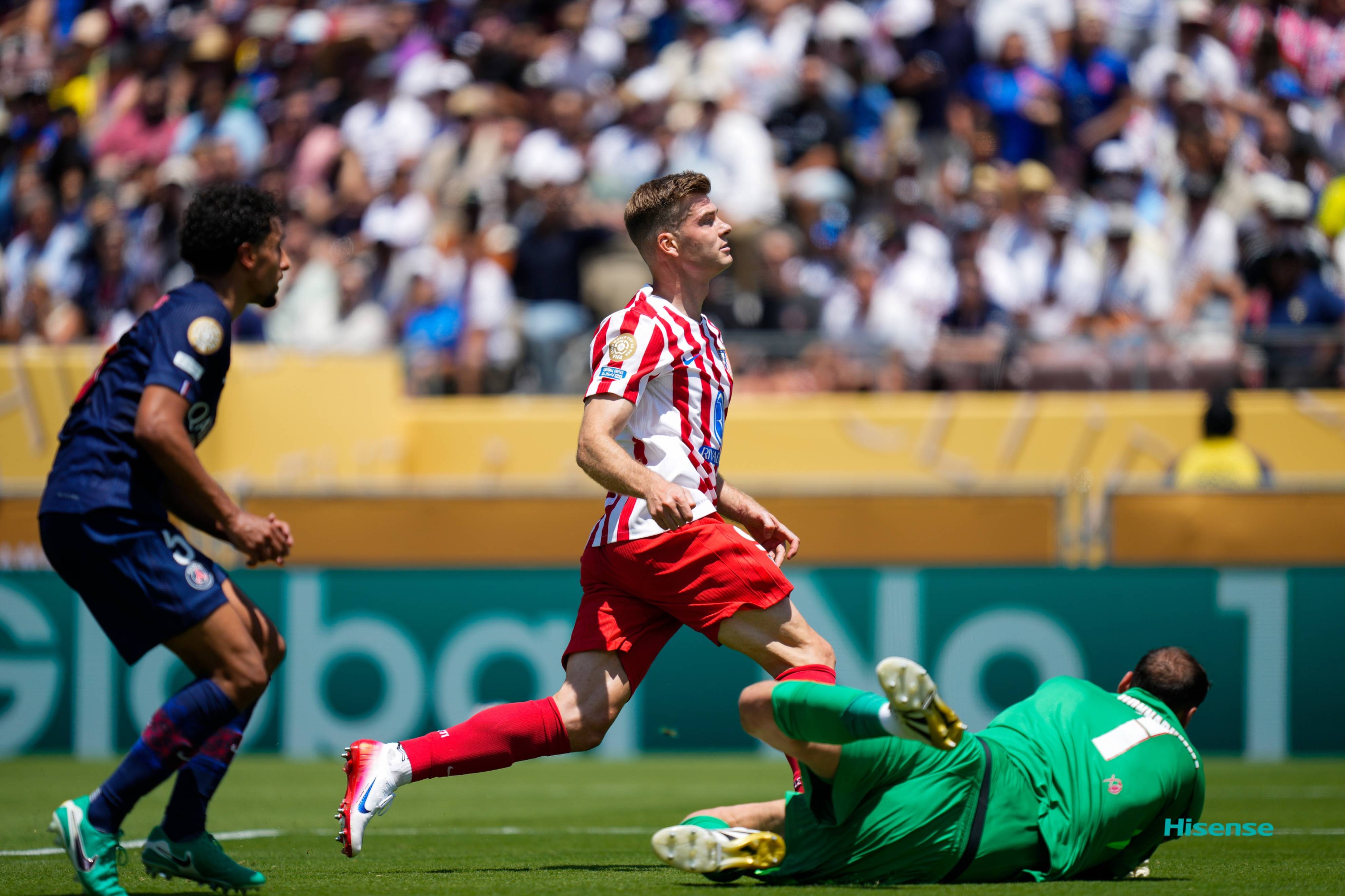 比赛中裁判判罚引发争议，球迷情绪高涨