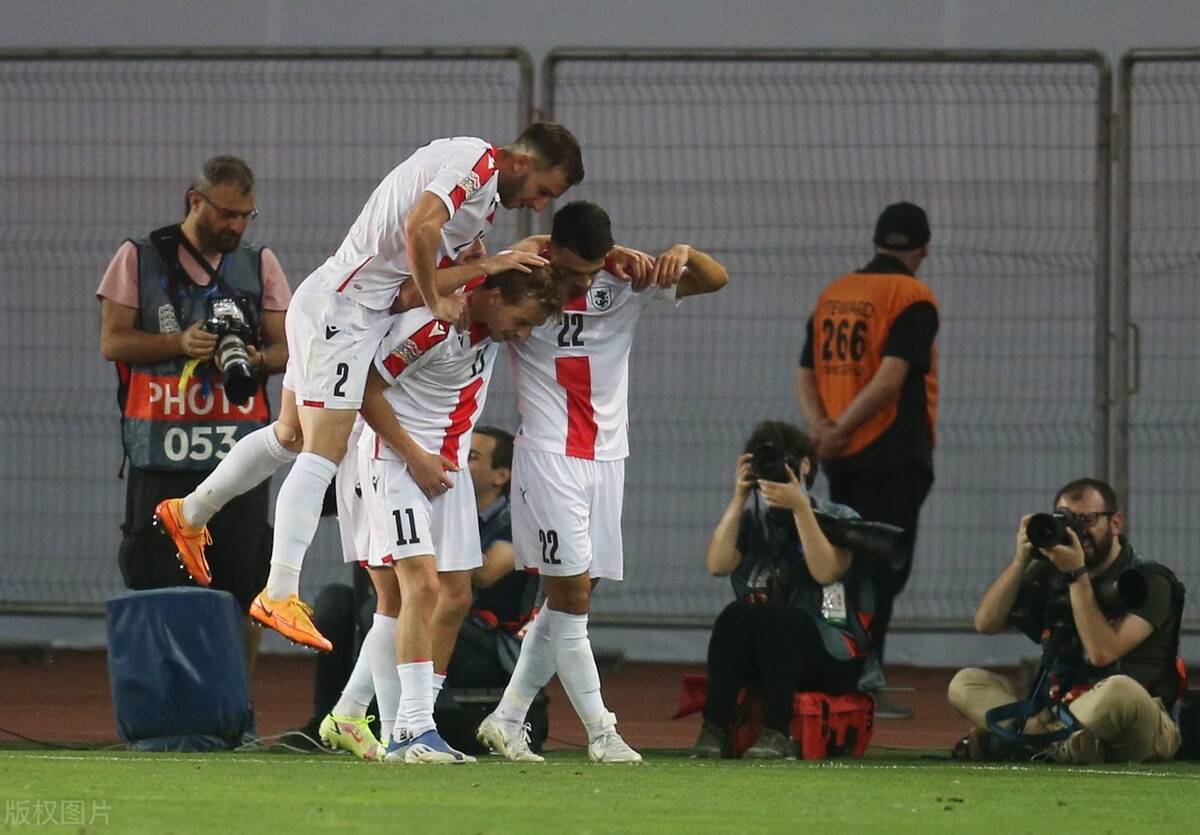 关于精彩对攻战局,两队势均力敌争夺胜利的信息 关于精彩对攻战局,两队势均力敌争夺胜利的信息