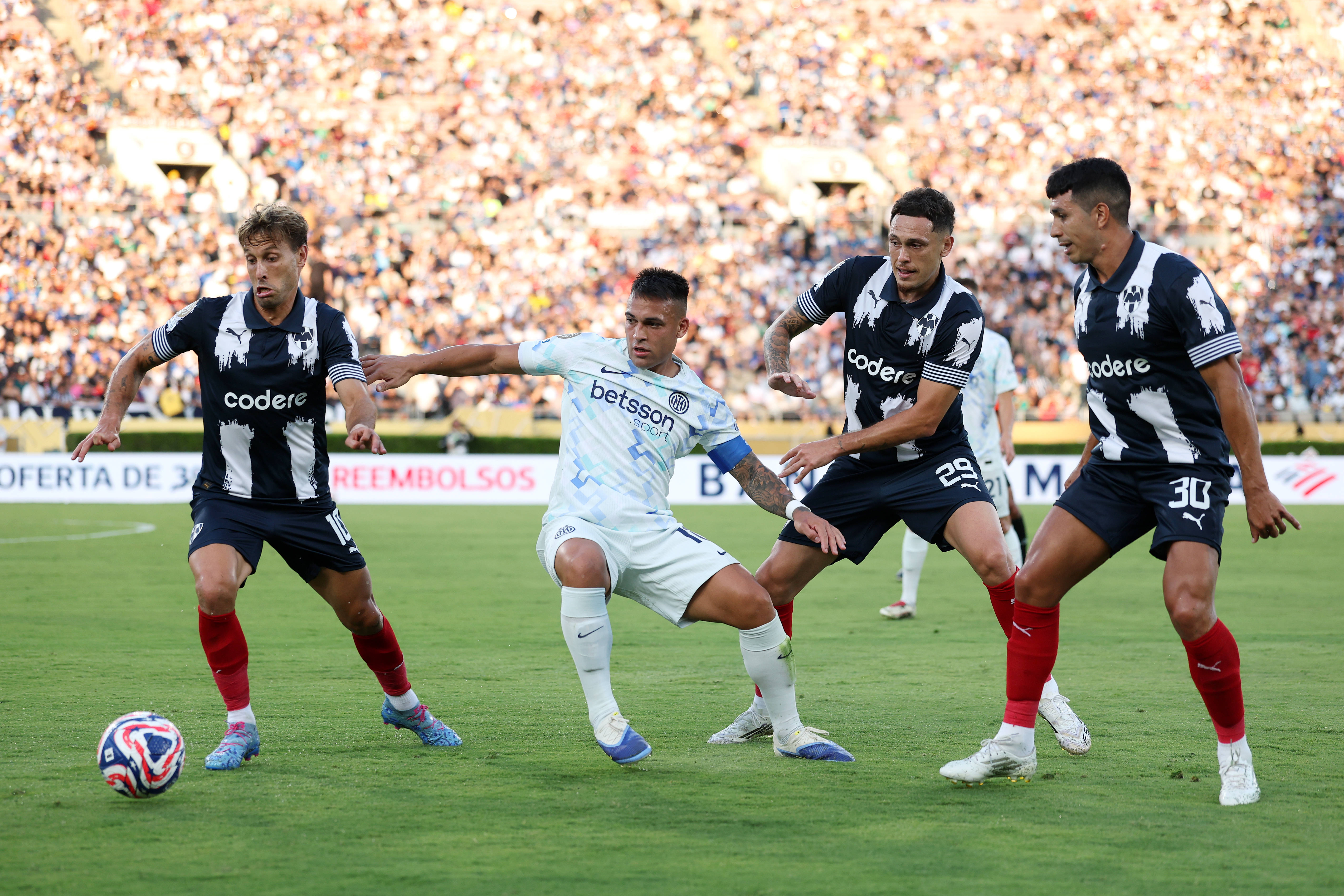 队长助攻助球队取得胜利,继续保持不败 队长助攻助球队取得胜利,继续保持不败