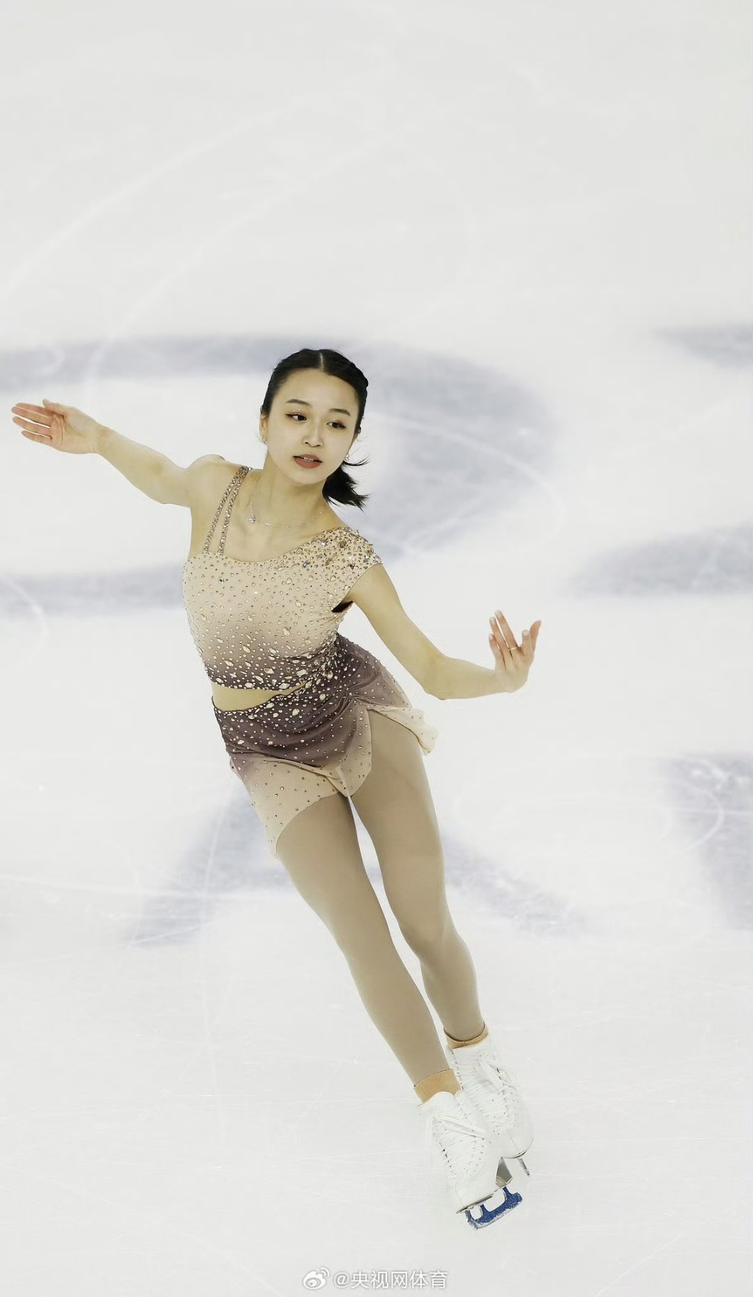 女选手花样滑冰惊艳登场，与对手携手合作的简单介绍